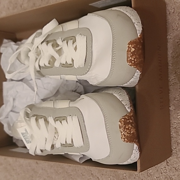 Steve Madden White Sneaker NEW - Picture 2 of 11